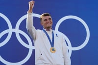 | Photo: AP/Kirsty Wigglesworth : Men's slalom C-1 medal ceremony: Gold medalist Nicolas Gestin of France